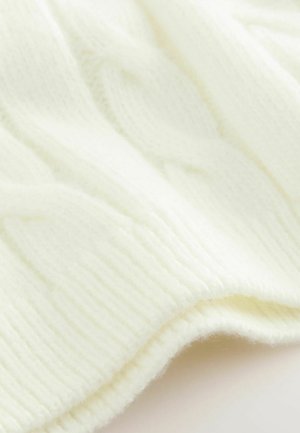 Biely pletený materiál s textúrovaným vzorom, ktorý obsahuje rebrové časti a mäkký, nadýchaný povrch. Okraje sú hladké a upravené.