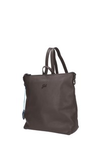 Borsa tote in pelle marrone con superficie strutturata, chiusura con cerniera, due manici e un accessorio blu attaccato alla cerniera. Logo in rilievo.