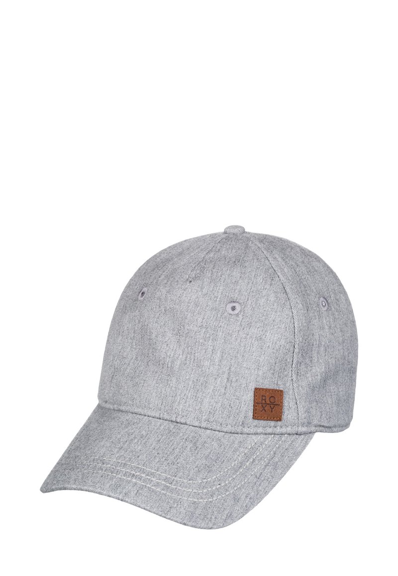 Casquette en coton gris avec une visière courbée, une surface texturée, des œillets de ventilation et un écusson logo en cuir marron à l'avant.