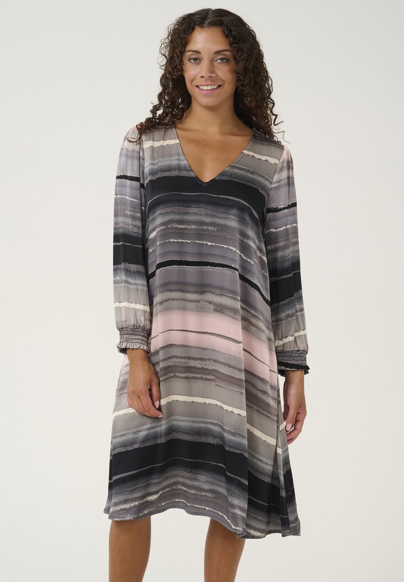 Kreklu piedurkņu V veida kleita ar horizontālām svītrām pelēkā, melnā un rozā krāsā. Mīksts audums ar savilktām piedurknēm un plūstošu siluetu.