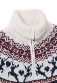 Maglione bianco lavorato a maglia con colletto alto a costine, caratterizzato da motivi multicolori in rosso, blu navy e bianco, e con una zip frontale.