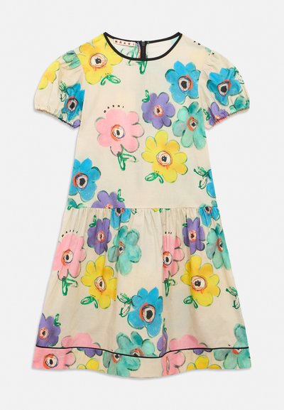 Robe crème à manches courtes avec jupe plissée, ornée de grandes fleurs colorées style aquarelle en jaune, bleu, rose, violet et vert.