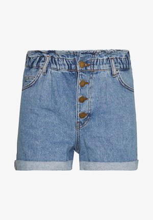 Traper šorcevi svijetloplave boje, elastičan pojas, zatvaranje s pet dugmadi i manžete na rubovima. Imaju dva prednja džepa i šavove.