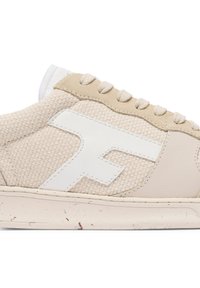 Baskets beiges avec un dessus en tissu texturé, un accent en cuir lisse, un logo blanc et une semelle en caoutchouc tachetée.