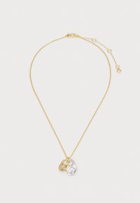 Colar de corrente de ouro com dois pendentes: um em forma de coração de ouro e outro em prata, ambos lisos e polidos, com um fecho simples.