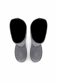 Stivaletti in suede grigi con un risvolto in maglia strutturata e punta rotonda. L'interno è foderato in materiale nero, offrendo calore e comfort.