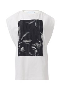 Camiseta blanca de gran tamaño con un panel de estampado floral en blanco y negro, que presenta líneas verticales, cuello redondo y mangas cortas.