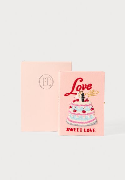 Couverture de carnet en tissu rose avec un design de gâteau brodé comportant des cerises, le texte "Love" et "SWEET LOVE" en rouge. Comprend une boîte rose.