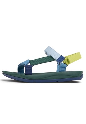 Multifarvede sandaler med justerbare remme i blå, grøn og gul, med en tekstureret grøn fodseng og en mørkeblå sål.