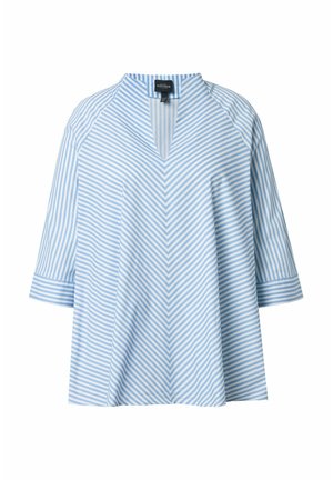 Blouse rayée bleu clair et blanche avec col en V, manches trois quarts, et motif chevron sur le devant, centrée sur un fond blanc.