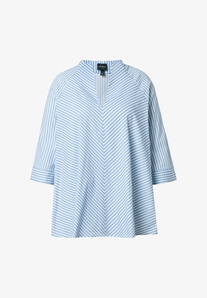 Blouse rayée bleu clair et blanche avec col en V, manches trois quarts, et motif chevron sur le devant, centrée sur un fond blanc.