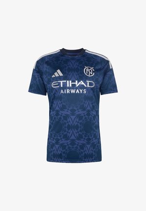Camiseta de fútbol azul marino con patrón geométrico, logo blanco de Adidas, escudo de NYCFC y texto del patrocinador Etihad Airways en el frente.