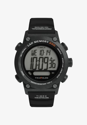 Ceas sport digital cu carcasă și brățară din plastic negru. Dispune de un ecran LCD mare, butoane pentru cronometrul pe runde și rezistență la apă de 100 de metri.
