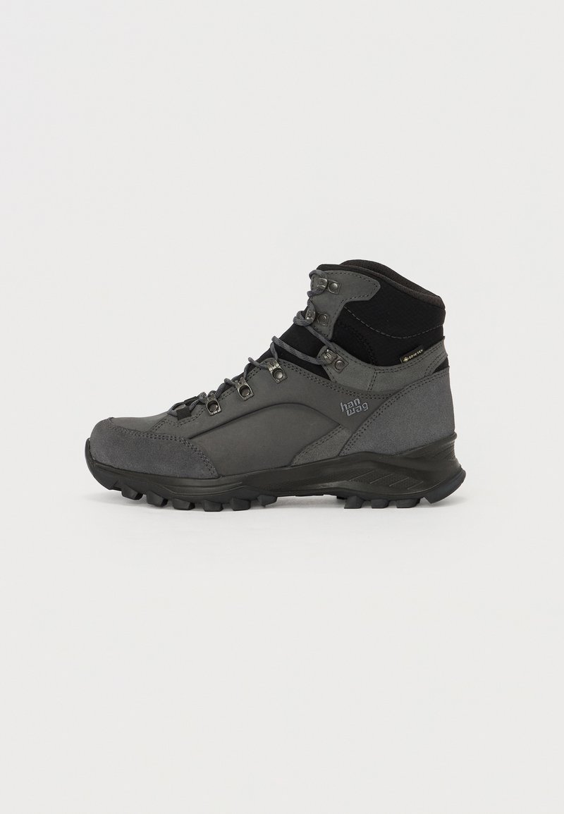 Stivaletto da trekking in pelle e tessuto grigio scuro, design fino al polpaccio con lacci, suola in gomma robusta, tecnologia impermeabile e collo imbottito.