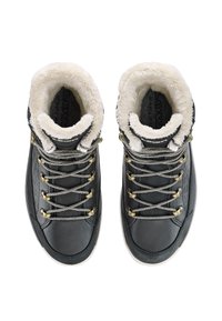 Schwarze Lederknöchelstiefel mit einem Futter aus Kunstfell, flachen Schnürsenkeln, goldfarbenen Ösen und einem strukturierten Design an der Seite.