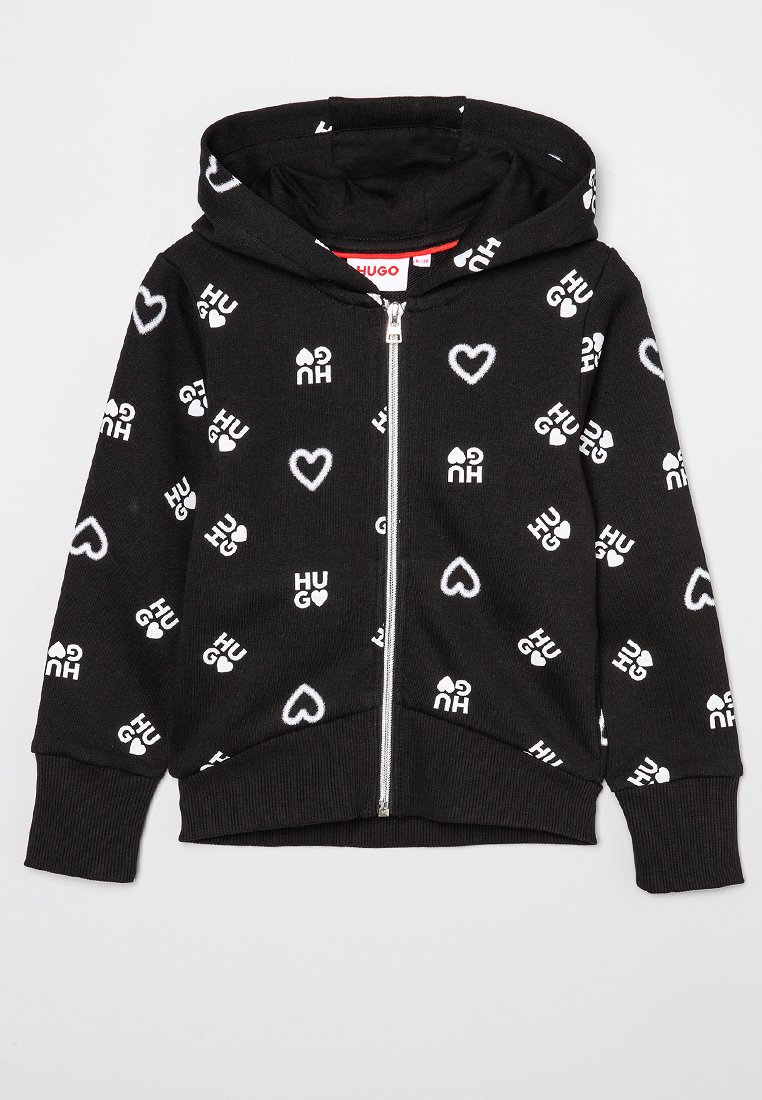 Czarna bluza z kapturem na zamek, wykonana z miękkiego materiału, z powtarzającym się białym napisem "HUG" i wzorami serc na całej powierzchni, z zamkiem z przodu i kapturem.