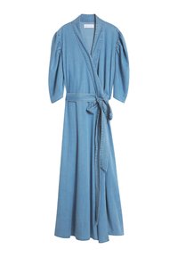 Denim omslagskjole med puffede korte ermer, belte i midjen og helskjørt i lyseblått. Har en myk tekstur og klassisk design.