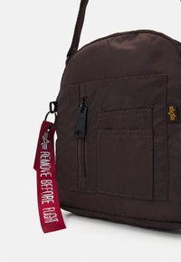Alpha Industries CREW CARRY BAG - Borsa a tracolla - hunter brown