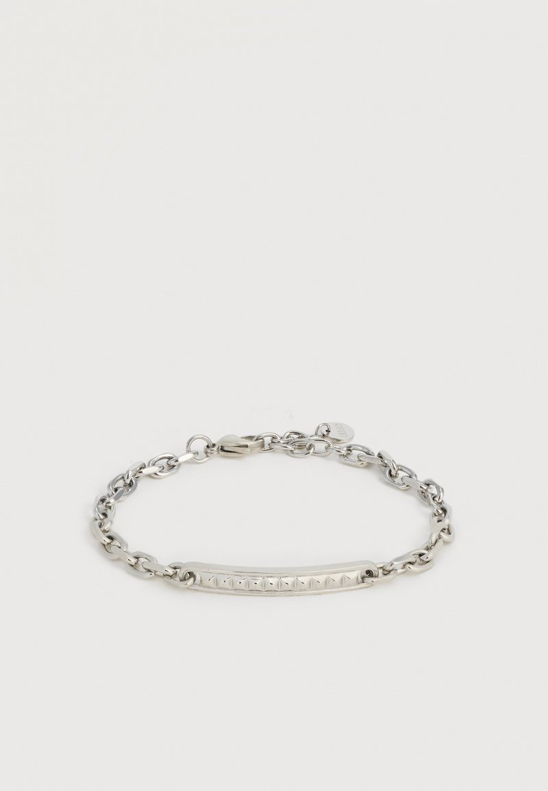 Ασημένιο βραχιόλι με αλυσίδα, με υφή, καμπυλωτό κεντρικό κομμάτι και κούμπωμα με κλιπ αστακού σε απλό λευκό φόντο.