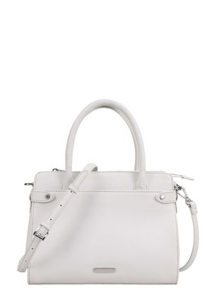 Witte leren handtas met dubbele handvatten, verstelbare schouderriem, zilverkleurige hardware en een merkplaatje aan de voorkant.