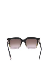 Lunettes de soleil à monture carrée noire avec verres dégradés marron et branches fines noires, présentées sur fond blanc.