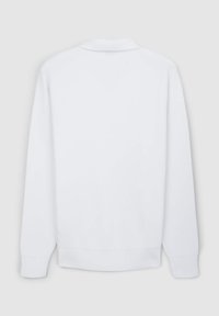 Weißer langärmeliger Pullover aus weichem Stoff, mit einem dezenten Kragen und gerippten Bündchen an den Ärmeln und am Saum. Glatte Textur, minimalistisches Design.