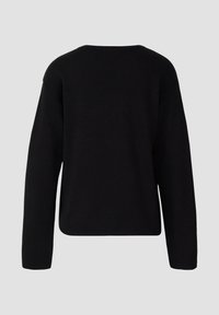 Maglione nero a maniche lunghe con scollo rotondo, realizzato in morbido tessuto lavorato a maglia. Presenta una vestibilità comoda e nessun motivo o decorazione visibile.