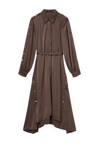 Abito lungo in satin color marrone con maniche lunghe, scollo con colletto, vita cinturata e dettagli con bottoni lungo le maniche e le aperture laterali.