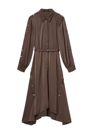 Abito lungo in satin color marrone con maniche lunghe, scollo con colletto, vita cinturata e dettagli con bottoni lungo le maniche e le aperture laterali.
