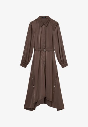 Abito lungo in satin color marrone con maniche lunghe, scollo con colletto, vita cinturata e dettagli con bottoni lungo le maniche e le aperture laterali.