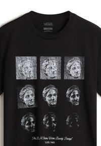 Camiseta negra con un estampado gráfico de bustos clásicos en diferentes tonos de gris, con detalles texturizados y un cuello redondeado.