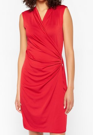 Abito rosso senza maniche con incrocio, arricciatura laterale e scollo a V indossato da una donna, mostrato dalle spalle alle ginocchia su sfondo bianco.