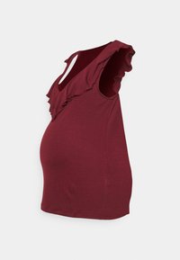 Top de maternidade em bordeaux com um decote em V profundo, detalhes em babados ao longo da gola e design sem mangas, feito de tecido macio e elástico.