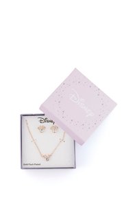 Set di collana e orecchini placcati in oro con un box rosa. Accenti a forma di fiore con pietre trasparenti, caratterizzati da una catena e un design a perno.