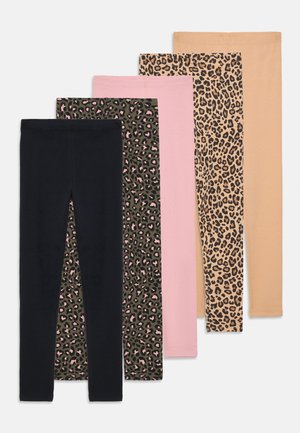 Cinq paires de leggings : noir uni, rose, beige, et deux imprimés animaliers en vert olive avec des accents roses et en marron clair avec des taches foncées.