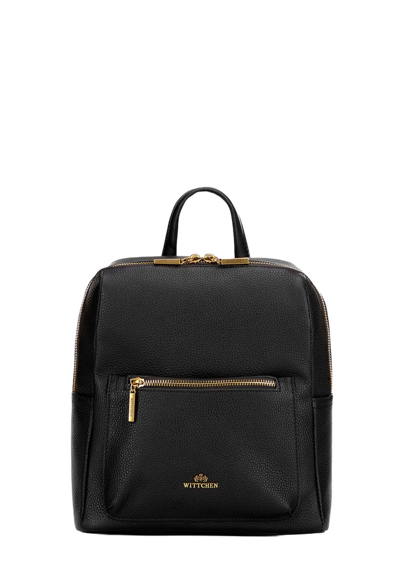Sac à dos en cuir noir avec une finition texturée, présentant des accents dorés, une poignée supérieure et une poche zippée à l'avant. Logo embossé sur le devant.