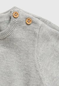 Pulover tricotat gri cu guler rotund, având două butoane maronii pe umăr pentru închidere. Textura moale și designul simplu.