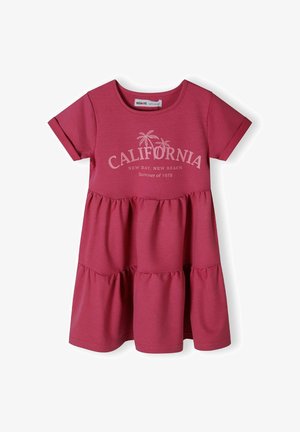 Różowa bawełniana sukienka z krótkimi rękawami, okrągłym dekoltem i warstwową spódnicą. Posiada graficzny nadruk z palmami i napisem "California".