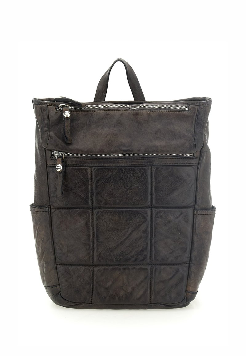 Zaino in pelle marrone scuro con una texture trapuntata, dotato di manico superiore e tasca frontale con zip. Tasche laterali per ulteriore spazio di stoccaggio.