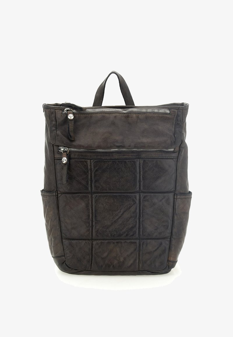 Zaino in pelle marrone scuro con una texture trapuntata, dotato di manico superiore e tasca frontale con zip. Tasche laterali per ulteriore spazio di stoccaggio.
