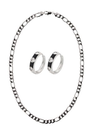 Zilveren ketting met grotere schakels, voorzien van bijpassende oorringen met drie heldere stenen en een zwarte emaille band.