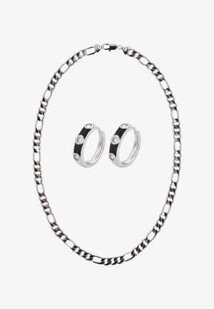 Zilveren ketting met grotere schakels, voorzien van bijpassende oorringen met drie heldere stenen en een zwarte emaille band.