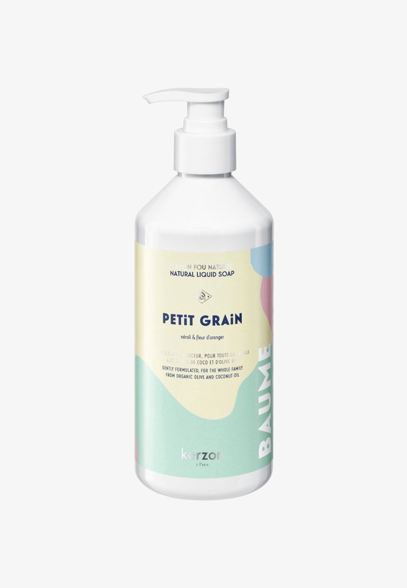 Weiße Kunststoffflasche mit Pumpenspender, beschriftet mit "Natürliche Flüssigseife." Verfügt über pastellfarbene abstrakte Designelemente in Blau, Grün und Pink.