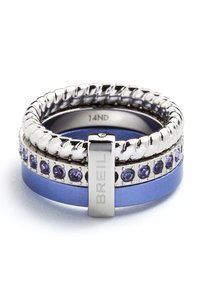Silver och blå stapelbara ringar med en vriden design, slät yta, lila stenar och en metalldetalj med "BREIL" ingraverat.
