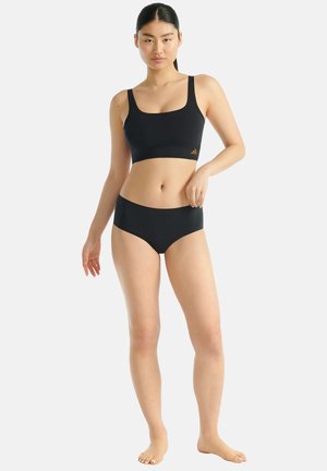 Zwarte sportbeha en bikini onderstukken met hoge taille, beide gemaakt van gladde stof. De beha heeft brede bandjes en een gouden accentlogo.