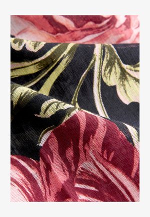 Tkanina z wzorem kwiatowym, dużymi czerwonymi i różowymi różami na czarnym tle; gładka w dotyku, miękki materiał, z zielonymi akcentami liści.