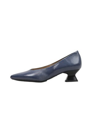 Chaussure pour femme en cuir bleu foncé brillant, à petit talon, bout pointu et talon noir de forme unique sur fond blanc.