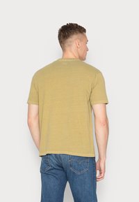 Levi's® VINTAGE - Basic póló - cedar garment dye cedar