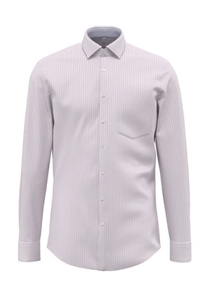 Herren-Langarmhemd mit dünnen vertikalen roten und weißen Streifen und einer Brusttasche auf weißem Hintergrund.