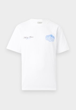 Vit t-shirt med korta ärmar och liten svart och blå text "Filling Pieces" på vänster bröst samt blå abstrakt mesh-grafik på höger bröst.